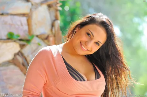 Rikki Nyx: Petite Latina Masturbates with a Cucumber Outdoors – photo 11 of 20