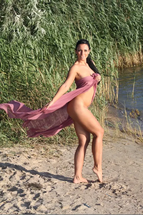 Brunette PAWG Strips Nude and Poses on the Beach – photo 1 of 21