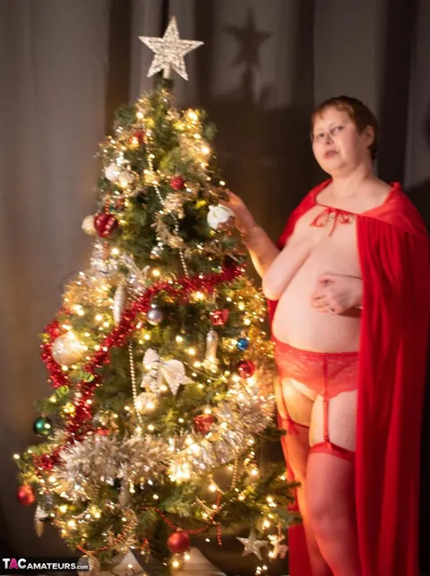 Posh Sophia: Mature British BBW in Lingerie Hangs Ornaments on Saggy Tits – photo 5 of 16