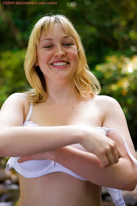 Thick Blonde Strips Out of Her Lingerie and Jeans Outdoors – photo 4 of 16
