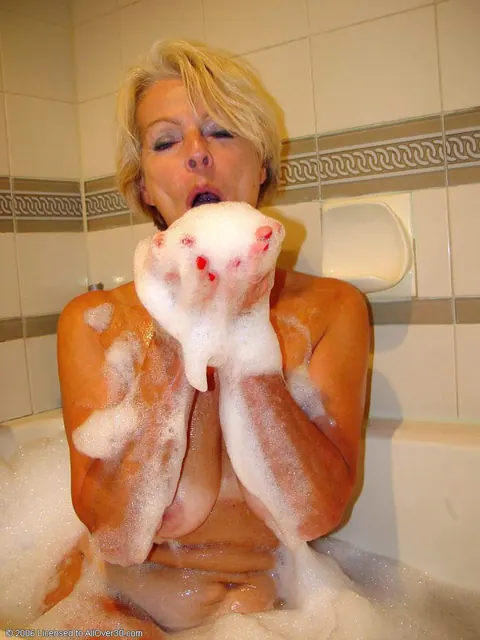 Short-Haired Mature Blonde Soaps Her Hairy Pussy in the Bathroom – photo 12 of 20