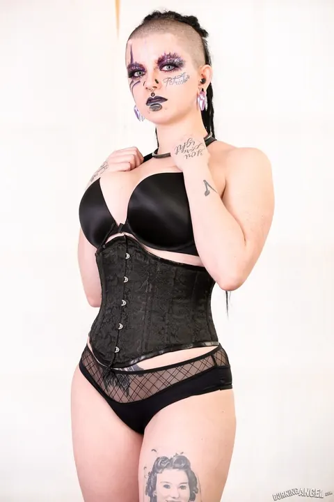 Luna Lavey: Busty Brunette Bares All and Spreads Her Pussy Wide – photo 5 of 17
