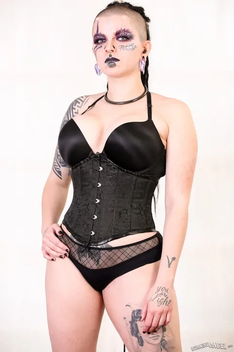 Luna Lavey: Busty Brunette Bares All and Spreads Her Pussy Wide – photo 4 of 17