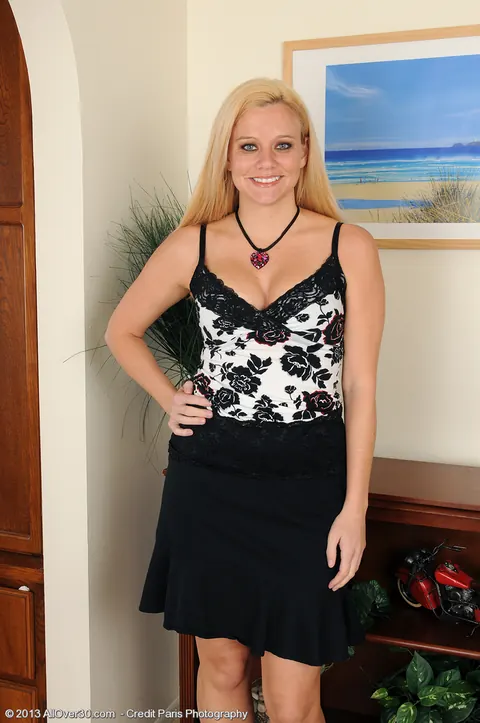 Lilly Swan: Thick Blonde MILF Strips and Shows Her Labia in Heels – photo 1 of 15