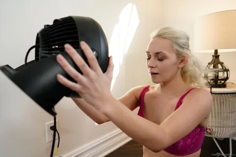 Ava Sinclaire: Blonde with Big Natural Tits Sucks Cock in Lingerie – photo 10 of 21