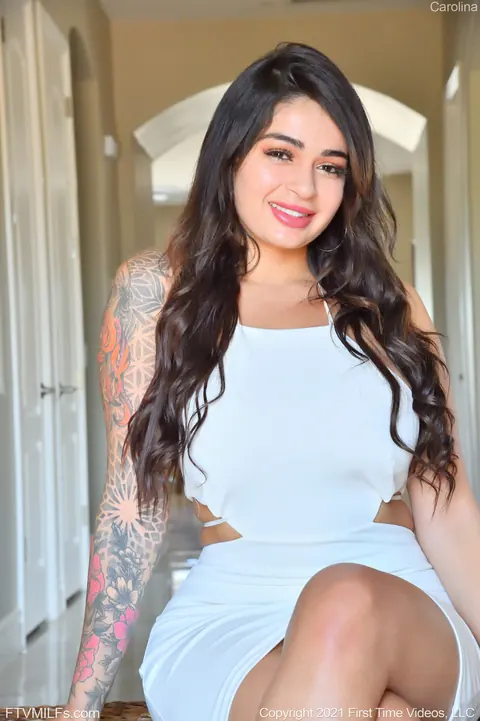 Carolina Cortez: Curvy Latina MILF Uses a Dildo and Fingers Her Pussy – photo 5 of 20