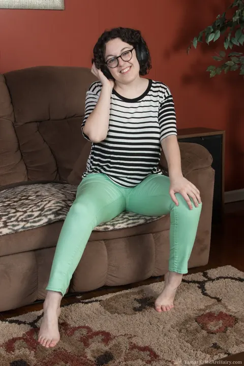 BBW Brunette with Glasses Spreads Her Hairy Pussy – photo 2 of 21