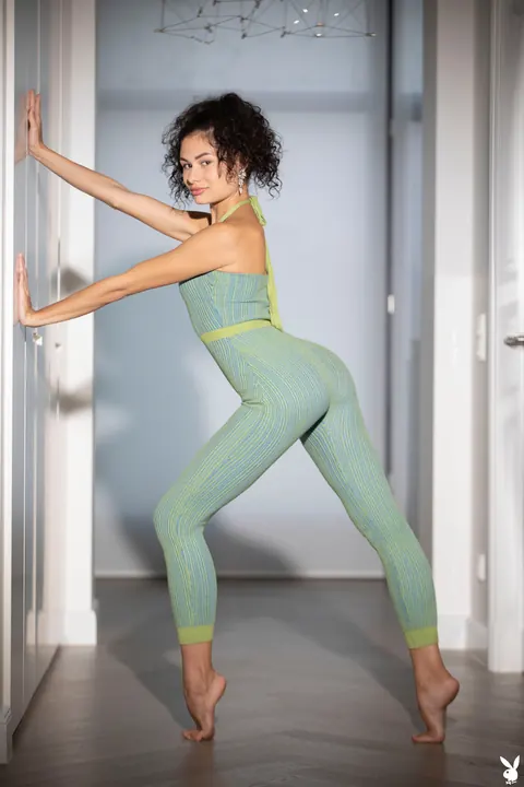 Layla Balan: Tall German Woman Strips and Flaunts Her Curly Hair – photo 2 of 21