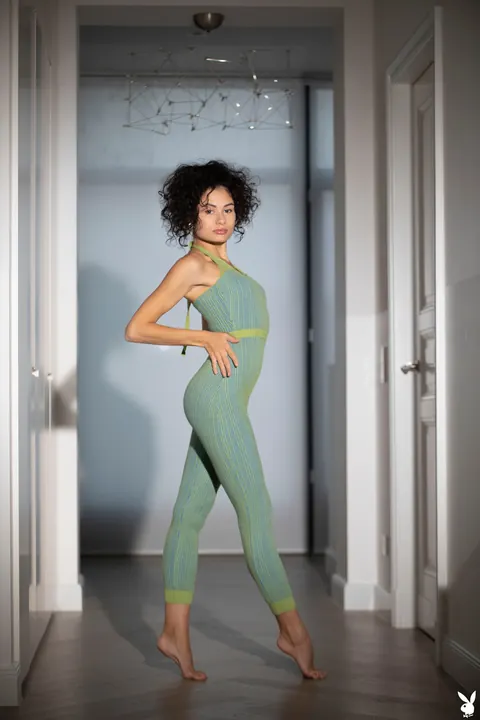 Layla Balan: Tall German Woman Strips and Flaunts Her Curly Hair – photo 1 of 21