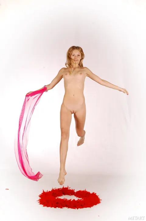 Woman Poses Nude and Bends Over for the Camera – photo 14 of 21