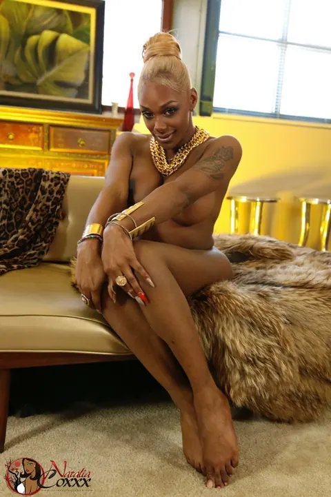 Trans Woman Undresses and Bares Her Body – photo 5 of 12