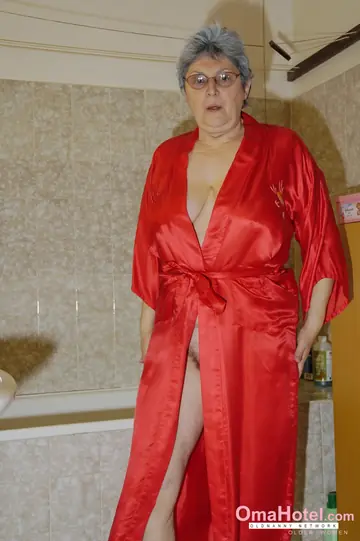 Jolana – Grey-Haired BBW in the Bathroom Fingers and Toys Her Hairy Pussy