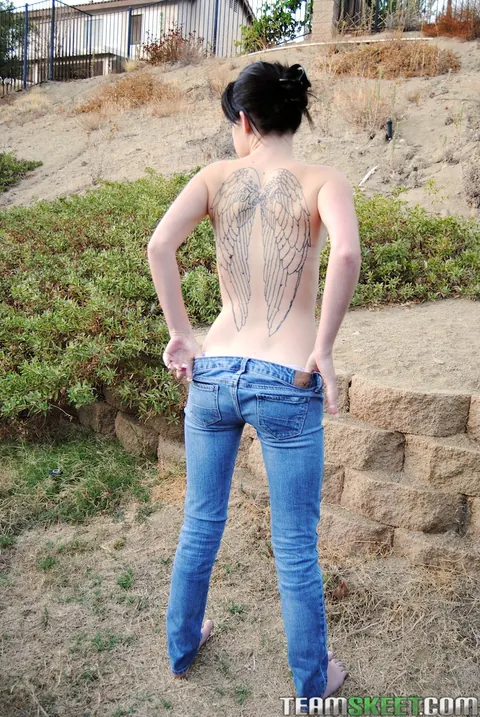 Daisy Cums: Tattooed Brunette Poses Nude and Spreads Outdoors – photo 11 of 17