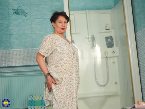 Scarlett Vladi: Mature BBW in Lingerie and Stockings Teases at the Mirror – photo 1 of 11