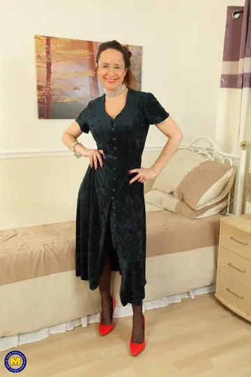 Josie Posie – European MILF in Stockings Strips on the Sofa to Finger Her Hairy Pussy