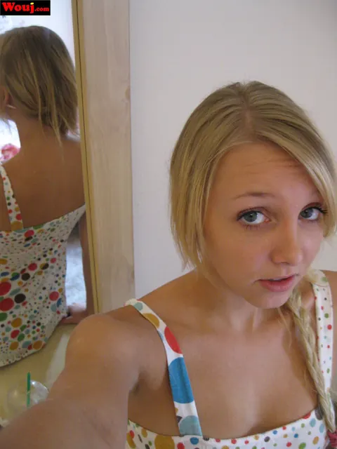 Elle Blue: Blonde Amateur in Panties Takes Selfies with Her Phone – photo 2 of 15