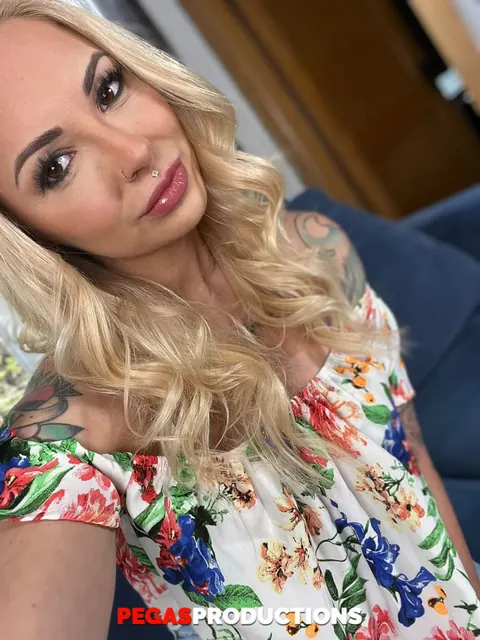 Juicy Pearl: Busty Blonde MILF with Tattoos Strips and Flaunts Her Body – photo 19 of 21