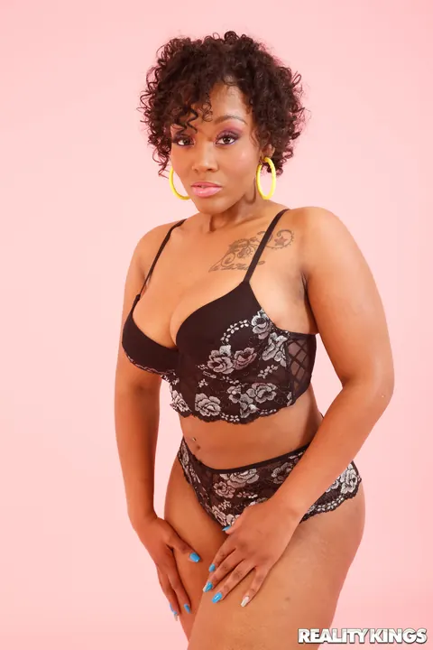 Mimi Curvaceous: Ebony MILF Gets Fucked and Spreads Wide – photo 1 of 20