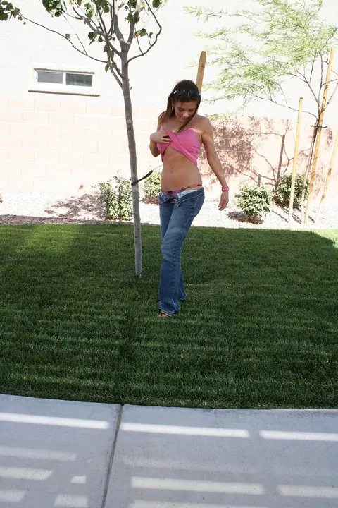 Kate Crush: Brunette Amateur in Jeans Pulls Off Her Top Outdoors – photo 9 of 21