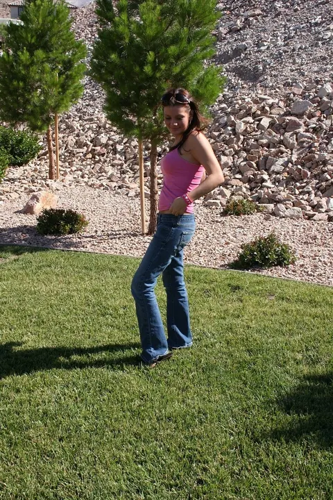 Kate Crush: Brunette Amateur in Jeans Pulls Off Her Top Outdoors – photo 2 of 21
