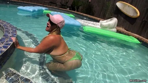 Dee Siren: BBW MILF Toys Her Pussy in a Bikini by the Pool – photo 5 of 21