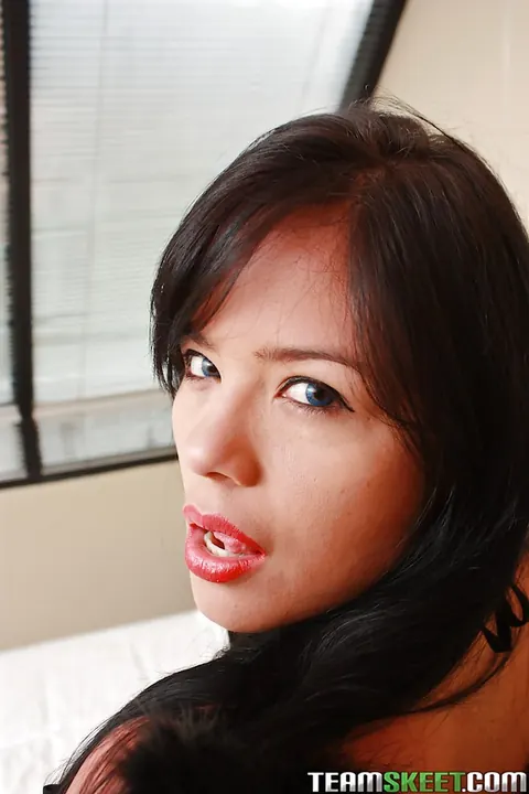 Daniela Rojas: Busty Latina Brunette Bares Her Breasts and Spreads Her Pussy – photo 4 of 16