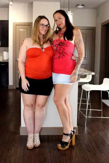 Dee Siren – Busty Blonde MILFs Share a Double Dildo in the Kitchen