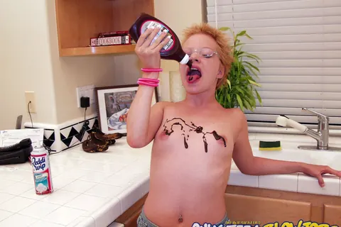 Emily Davinci: Redhead MILF Undresses and Poses in the Kitchen – photo 14 of 17