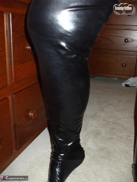Bustybliss: BBW MILF in Latex Stockings Takes Selfies Before Sex – photo 7 of 20