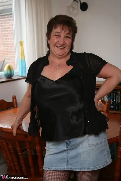Kinky Carol: Mature British BBW Shows Off Her Lingerie and Pantyhose at the Table – photo 1 of 16