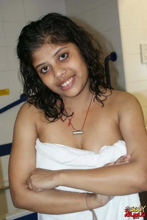 Indian BBW in Lingerie Poses in the Bathroom – photo 11 of 15