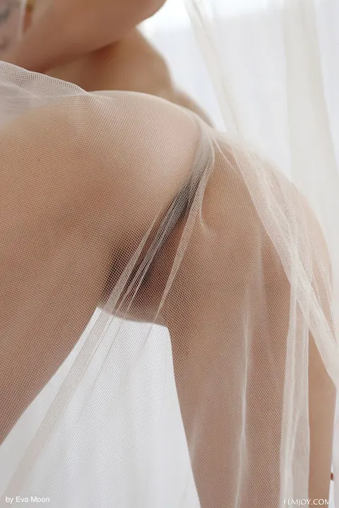 Blonde Strips Off Her Lingerie and Spreads Her Pussy on the Bed – photo 11 of 16