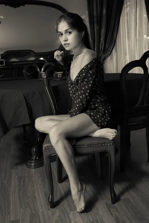Maria Espen: Ukrainian Brunette Undresses and Poses Nude for Glamour – photo 1 of 21