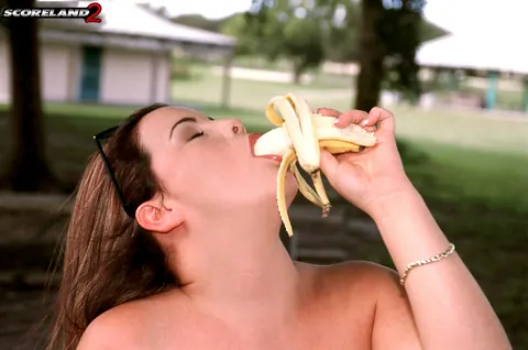 Annie Swanson: Curvy MILF Bares Her Big Natural Tits and a Banana While Posing Nude – photo 3 of 15