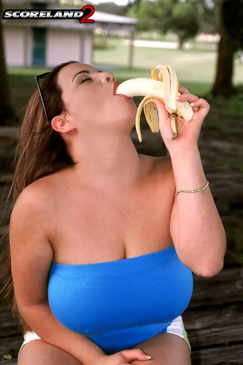 Annie Swanson: Curvy MILF Bares Her Big Natural Tits and a Banana While Posing Nude – photo 2 of 15