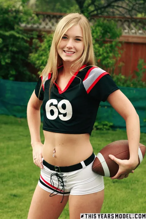 Blonde Strips Out of Her Shorts and Masturbates with a Dildo Outdoors – photo 7 of 15