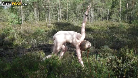 Evelina Juliet: PAWG Shows Her Big Ass in the Woods – photo 16 of 16