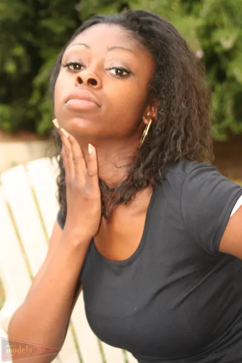 Ebony Babe Shows Her Big Natural Tits in Lingerie – photo 1 of 16