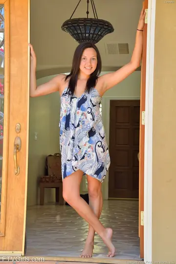 Thick Mature Brunette Strips Outdoors After Jogging and Spreads