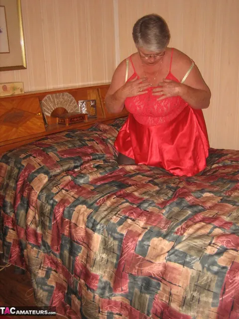BBW in Stockings and Heels Strips and Fingers on the Bed – photo 11 of 20