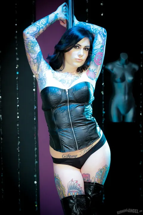Hayden Hellfire: Tattooed Brunette Pole Dances Naked in High Heels – photo 6 of 17