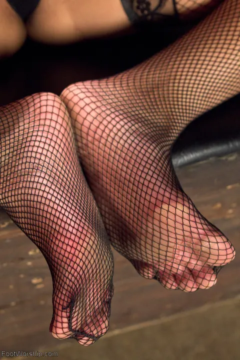 Lotus Lain: Curly Ebony and Busty Asian Tease Her Feet in Stockings and Heels – photo 5 of 16