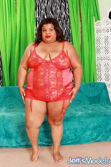 Peaches Love – Chubby Ebony Brunette in Lingerie Uses a Dildo and Spreads Wide
