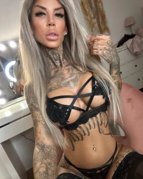 Tattooed Blonde Strips Off Her Lingerie and Poses Nude – photo 10 of 12