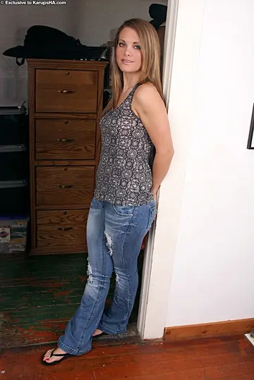 PAWG Brunette Fingers Herself in Jeans