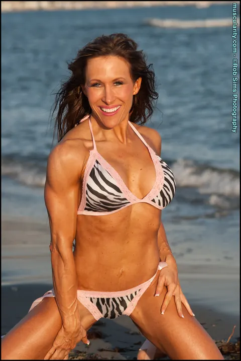 Tammi Bradford: PAWG Removes Her Bikini on the Beach – photo 14 of 15
