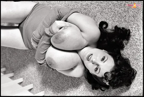 BBW with Big Tits Poses Topless in Heels – photo 13 of 16