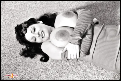 BBW with Big Tits Poses Topless in Heels – photo 11 of 16