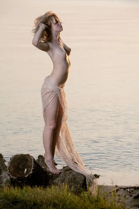 Skinny Blonde Strips Nude and Walks the Beach – photo 2 of 21