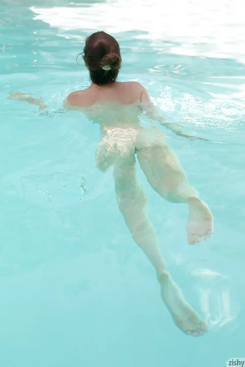 Essie Halladay: Pale Redhead with Big Natural Tits Poses in the Pool Wearing Glasses – photo 8 of 11